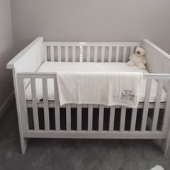 Mamas & Papas Atlas Convertible Cot/Bed & change table/dresser set - Nimbus White