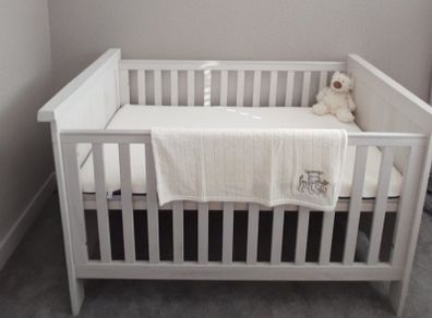 Mamas & Papas Atlas Convertible Cot/Bed & change table/dresser set - Nimbus White