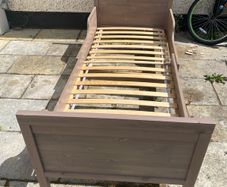 Extendable single children's bed