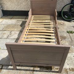 Extendable single children's bed