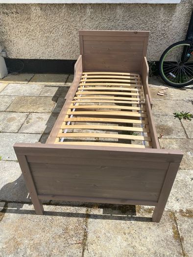 Extendable single children's bed