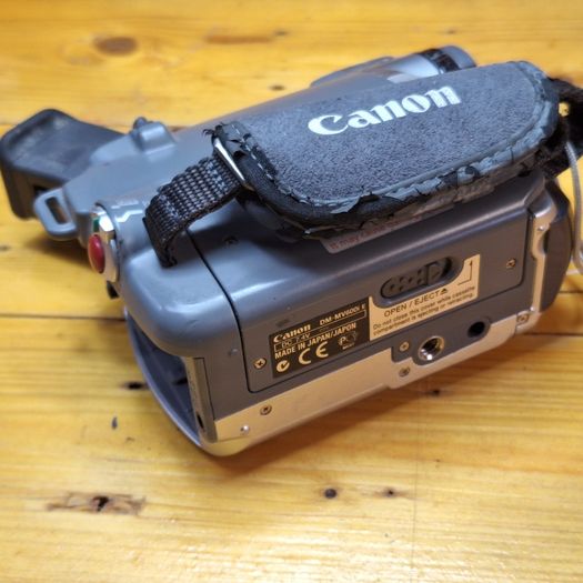 Canon MV600i (DM-MV600i E) MiniDV Digital Video Camcorder (PAL) - Playback Only / For Parts or Digitizing