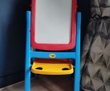 Crayola Easel Qwikflip Chalkboard and Magnetic Whiteboard