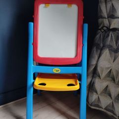 Crayola Easel Qwikflip Chalkboard and Magnetic Whiteboard