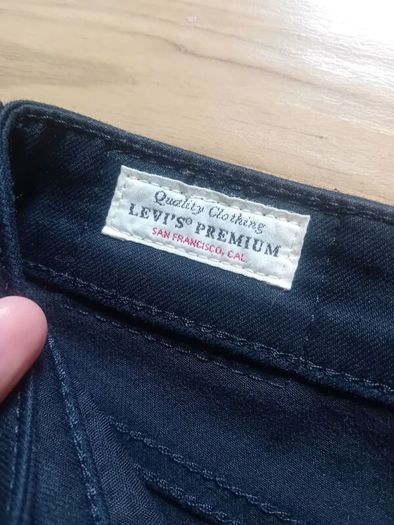 ladies jeans. LEVIS size 28