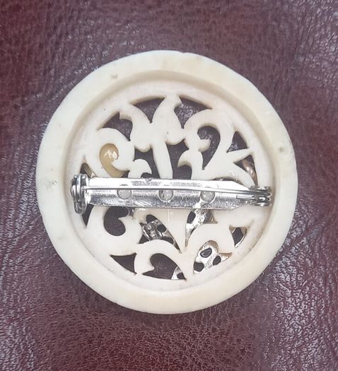 Vintage jewelry is sold individually for 5 to 10 euros