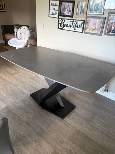 Kitchen table with 6 chairs
