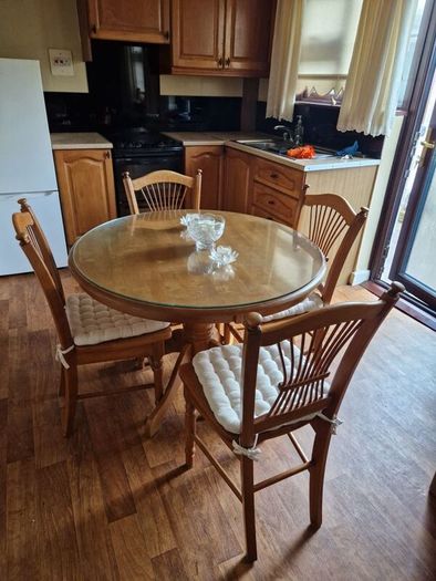 Round Kitchen table and chairs