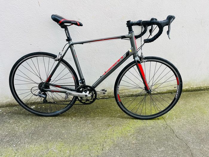Giant defy road bike