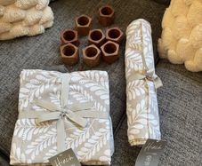 Mrs hinch 8 napkins , runner and rings