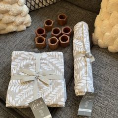 Mrs hinch 8 napkins , runner and rings
