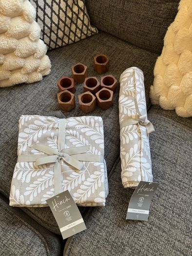 Mrs hinch 8 napkins , runner and rings