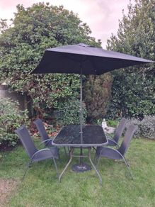Garden table, chairs & parasol.