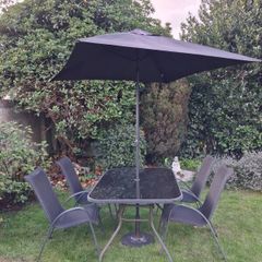 Garden table, chairs & parasol.