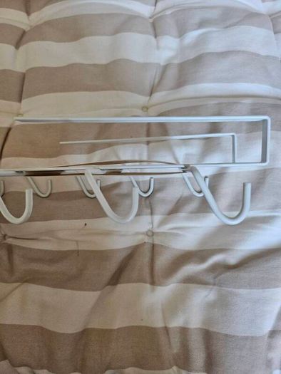 Under shelf mug holder