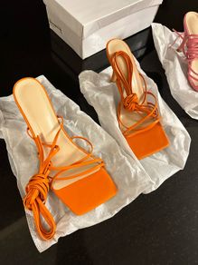 Women's strapped shoes
