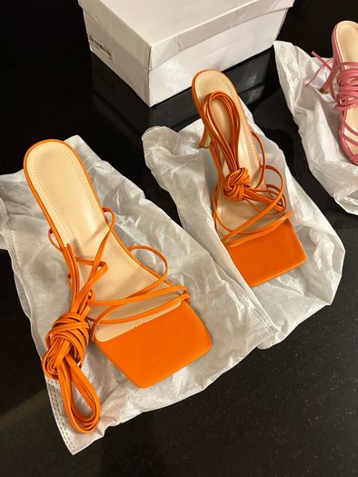 Women's strapped shoes