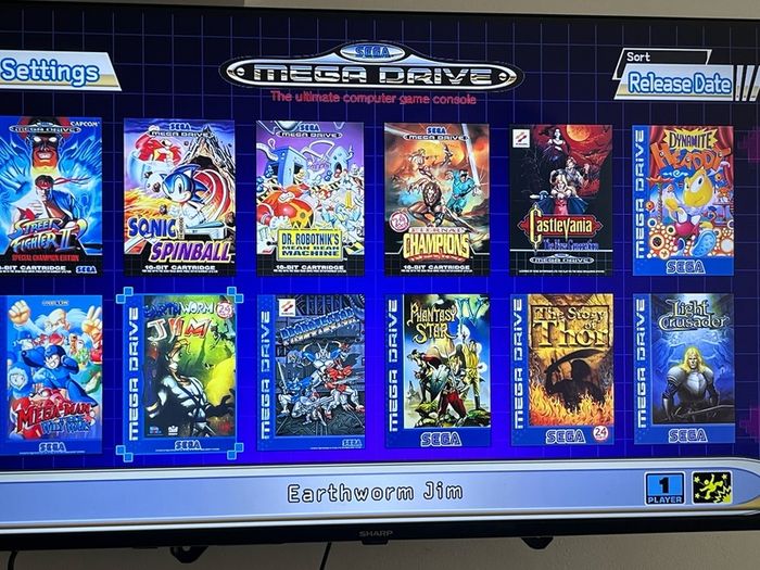 Official sega mega drive mini + 2 controllers + 42 preloaded games