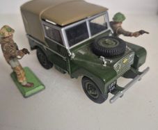 Britains deetail land rover & ww2 soldiers