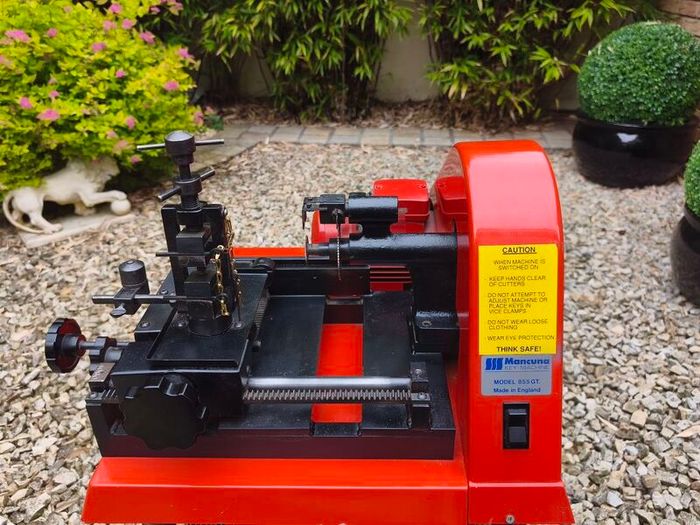 Key cutting/duplicating machine