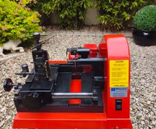 Key cutting/duplicating machine