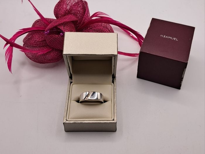 9ct white gold diamond ring size V