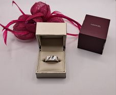 9ct white gold diamond ring size V