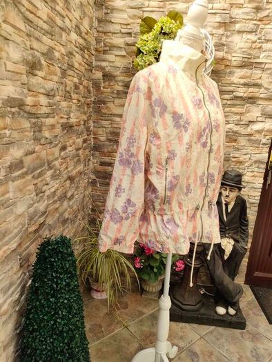 Vintage 80s/90s Killtec windbreaker  Size 36 / Small  Light weight  Full zip 2 zip pockets  Draw strings at the waist