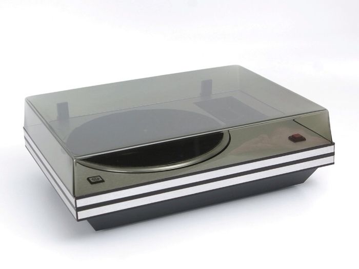 STD 305M  |  Suspended Sub-Chassis Belt-Drive Turntable