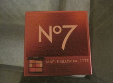 N0. 7 Maple Glow Palette comprising Eyeshadows, Highlighters, Bronzer and Blusher.