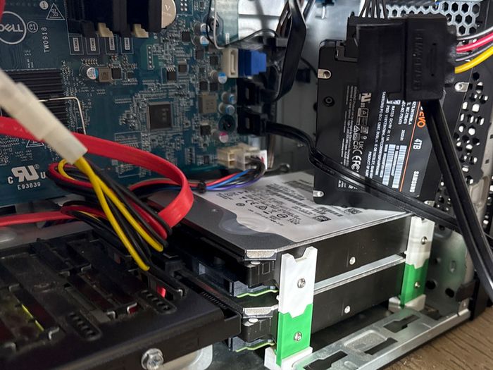 3.5" and 2.5" HDD and SSD stacking
