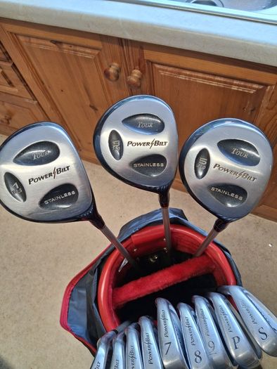 Ladies Golf Clubs. Complete Matching Set Of Ladies Right Handed Graphite Shafted Golf Clubs In Excellent Condition.