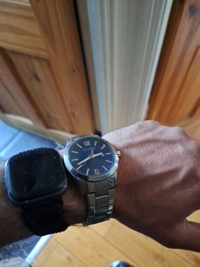 ACCURIST  mens hands glow in dark.
