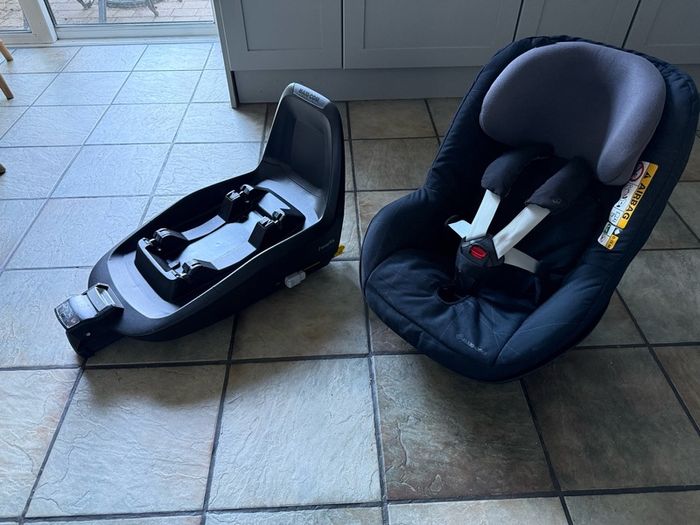 Maxi Cosi iSize Base and Seat