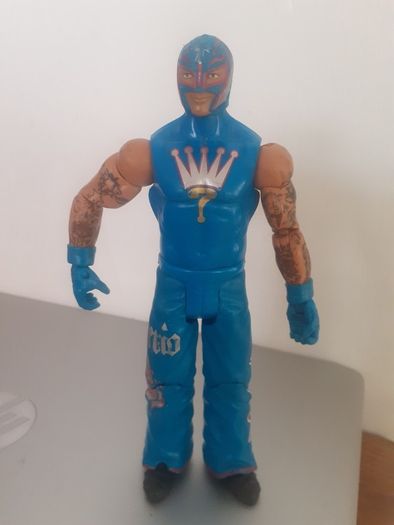 8 WWE wrestlers and Belt included