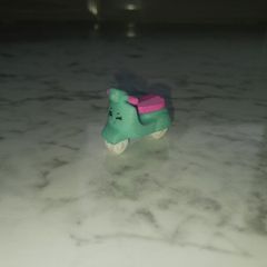 shopkins - 1pcs maria moped