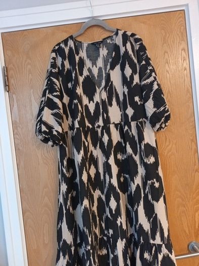 New Look Black/Biscuit Dress. S. 16.  New - No Tag.