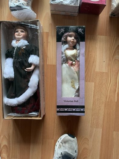 Selection of 8 beautiful porcelain and Victorian-style collectable dolls