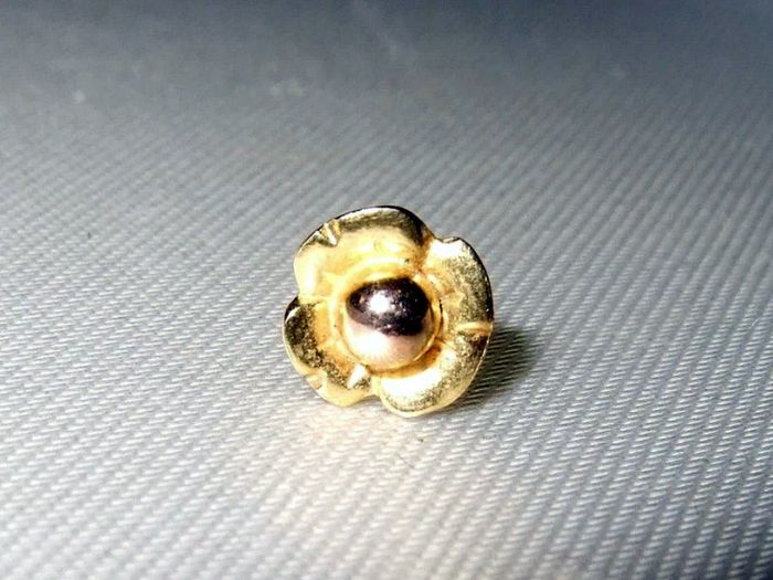 Pristine Vintage 9ct Gold Flower Stud Earring