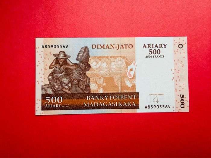 Madagascar  500 Ariary / 2,500 Francs  ( Uncirculated ) 2004. )