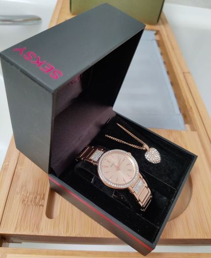 Seksy Rose Gold Watch and necklace