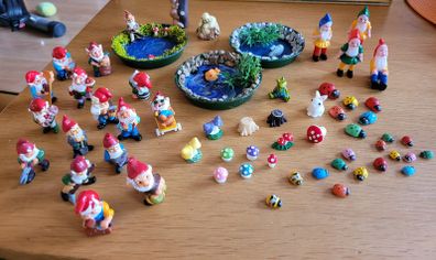 Miniature dolls house or fairy garden items, lot of garden gnomes