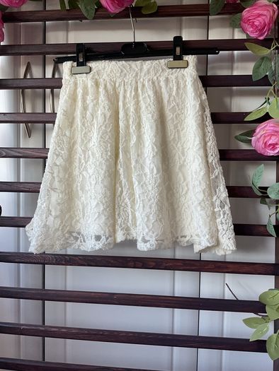 skirt size small Charlotte Russe cream lace skirt size 10