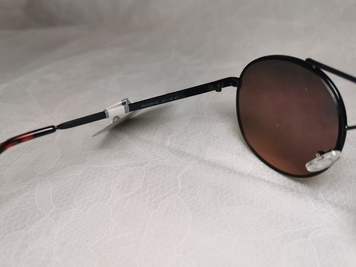Oscar de la Renta sunglases