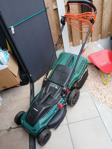 Electric lawnmower