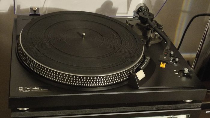 Class Technics SL-2000, full manual turntable. Legend brushless motor.