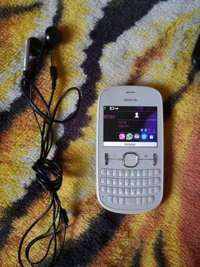 Nokia Phone / Earphones / Charger  (FR POST)