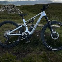 Canyon Spectral:ON CF 9 AXS Medium e-bike (with spare 900w/hr battery)