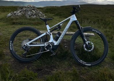 Canyon Spectral:ON CF 9 AXS Medium e-bike (with spare 900w/hr battery)