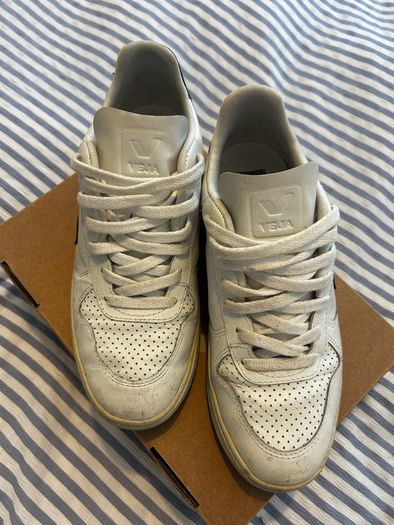 Veja white runners